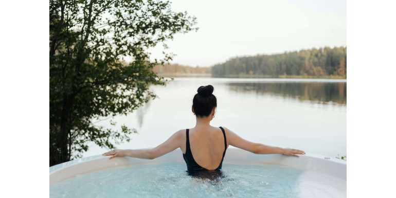 Jacuzzi całoroczne vs jacuzzi sezonowe – które rozwiązanie sprawdzi się lepiej w Twoim ogrodzie?