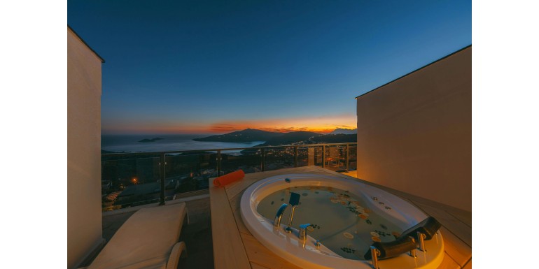 Wieczór w jacuzzi – jak zorganizować romantyczne spa we dwoje w ogrodzie?