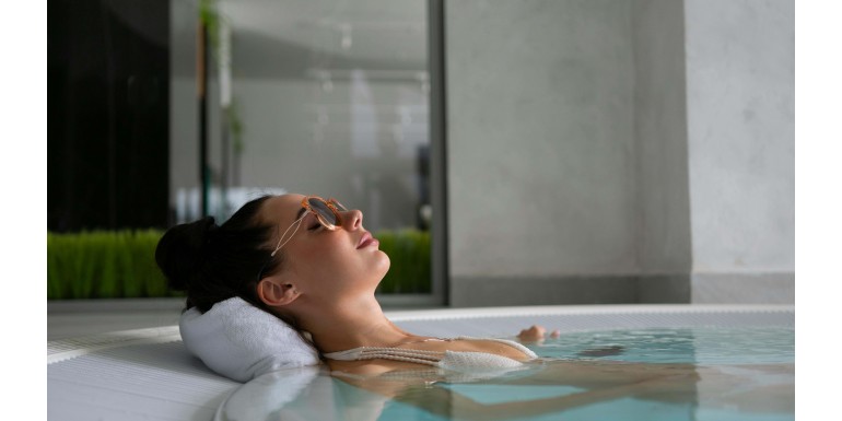 Jacuzzi i sauna w ogrodzie – duet idealny na regenerację i detoks