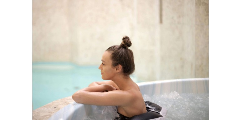 Na czym postawić jacuzzi w ogrodzie? Beton, kostka, taras – wady i zalety podłoży