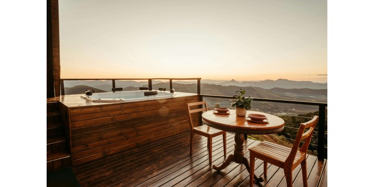 Jacuzzi na tarasie – jak zaaranżować stylowe SPA w przestrzeni przydomowej