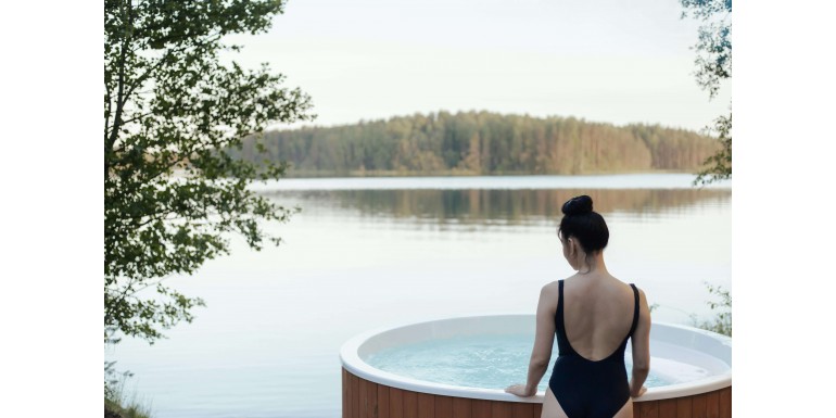 Jak wkomponować jacuzzi w ogrodzie? Pomysły na aranżacje i osłony