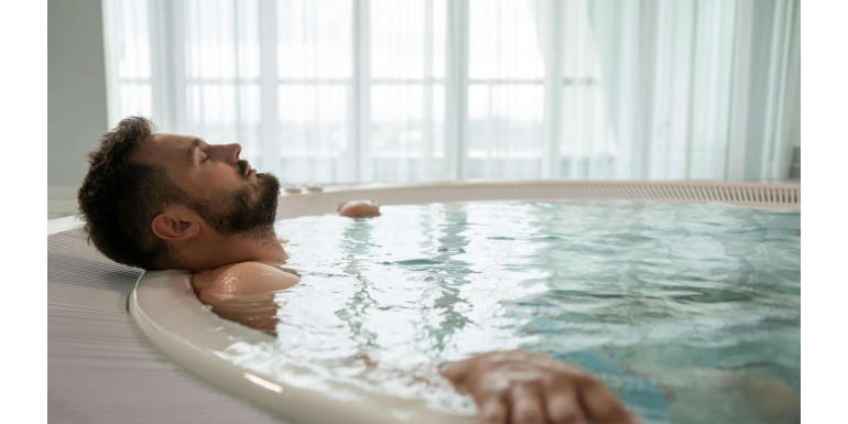 Minimalistyczne, skandynawskie czy rustykalne? Jak dopasować jacuzzi do stylu ogrodu