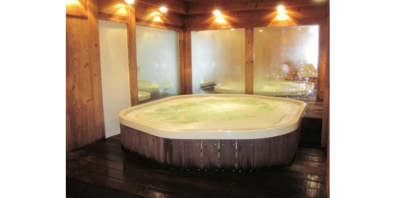 Jacuzzi zewnętrzne z podgrzewaniem drewnem – ekologiczny relaks w stylu slow